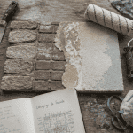 decaper facade peinture outils sur plan de travail