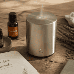 meilleur diffuseur huiles essentielles sans fil sur table bois avec fioles et lavande