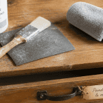 Peindre un meuble merisier, outils et tiroir ancien