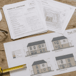 Ravalement ITE plans et matériaux isolants sur bureau d’architecte