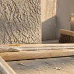 Que peut on coller sur du crépi : cadre collé sans perçage sur mur crépi