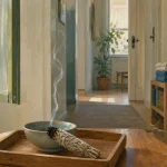 Purification maison : bol de cendre et sauge fumigée, intérieur apaisé