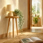 Sellette design en bois clair dans un couloir étroit