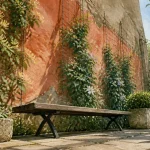 Comment habiller un mur extérieur : plantes grimpantes sur mur en béton peint terracotta
