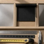 Comment occulter une fenêtre sans rideau : film dépoli, store occultant ou volet intérieur