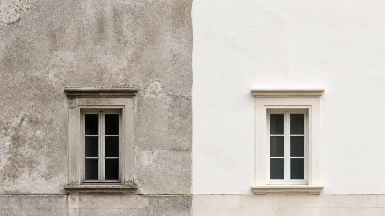 Avant/après d’une façade avec peinture extérieure à la chaux, finition mate et minérale