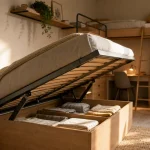 Lit pour petit chambre : coffre relevé et mezzanine gain de place