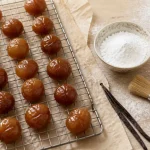Recettes des marrons glacés maison : cœurs fondants sur grille, sucre glace