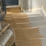 Peindre un escalier bois, sous-couche et masquage sur marches poncées