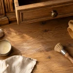 Cire un meuble en bois : voile de cire satinée sur chêne, lustrage