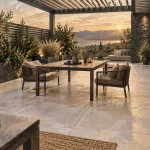Terrasse maison moderne avec table bois métal, pergola bioclimatique et jardin chaleureux